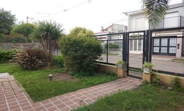 CASA 2 DORM.EN CAP.BERMÚDEZ CON JARDIN Y COCHERA