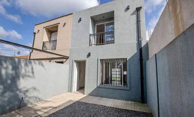 DUPLEX EN VENTA GLEW 3 AMBIENTES A ESTRENAR