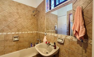 Venta Wilde Casa c/cochera, patio y jardín.PERMUTA