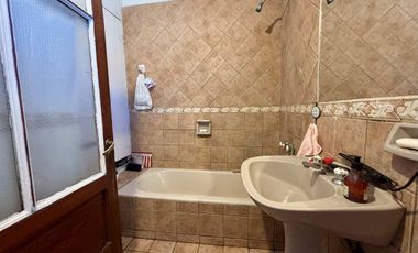 Venta Wilde Casa c/cochera, patio y jardín.PERMUTA