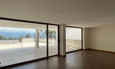 Venta amplio departamento de 163m2 de 3 dormitorios en Nayón