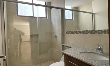 Venta amplio departamento de 163m2 de 3 dormitorios en Nayón