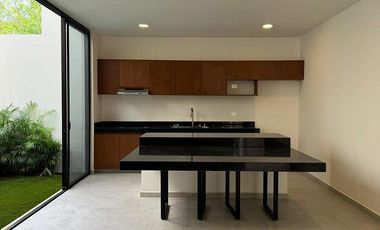 CASA TIPO TOWNHOUSE EN TEMOZÓN DE ENTREGA INMEDIATA