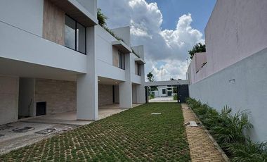 CASA TIPO TOWNHOUSE EN TEMOZÓN DE ENTREGA INMEDIATA