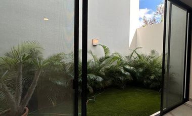 CASA TIPO TOWNHOUSE EN TEMOZÓN DE ENTREGA INMEDIATA