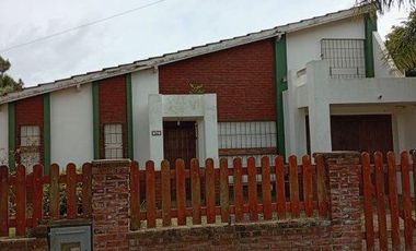 HERMOSO CHALET DE 3 AMBIENTES - UBICADO A SOLO 2 CUADRAS DEL MAR -