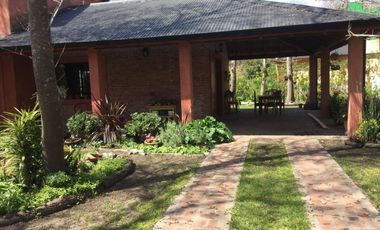 Casa en  sobre 2 lotes Mar de Cobo - Zona bosque