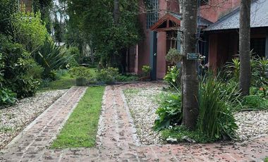 Casa en  sobre 2 lotes Mar de Cobo - Zona bosque