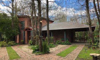 Casa en  sobre 2 lotes Mar de Cobo - Zona bosque