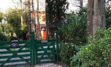 Casa en  sobre 2 lotes Mar de Cobo - Zona bosque