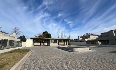 Casa en  venta cuatro ambientes en barrio Chic Village Pilar