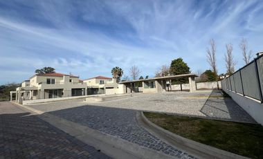 Casa en  venta cuatro ambientes en barrio Chic Village Pilar