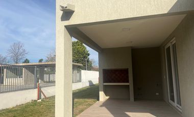 Casa en  venta cuatro ambientes en barrio Chic Village Pilar