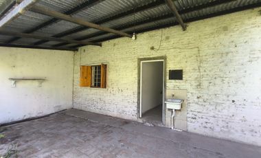 Se vende casa de dos dormitorios en amplio terreno. Permuta o Financiacion