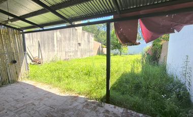 Se vende casa de dos dormitorios en amplio terreno. Permuta o Financiacion