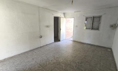 Se vende casa de dos dormitorios en amplio terreno. Permuta o Financiacion