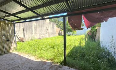 Se vende casa de dos dormitorios en amplio terreno. Permuta o Financiacion