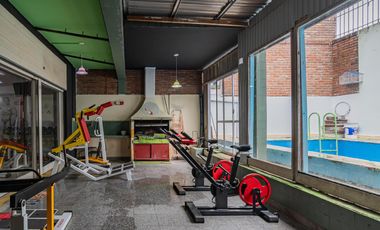 Casa de tres dormitorios y local con pileta en Av. Arana y Centenario  VILLA ELISA