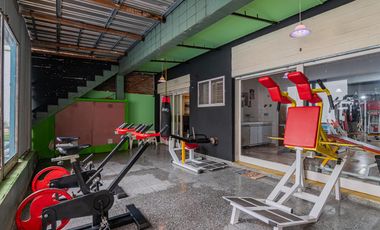 Casa de tres dormitorios y local con pileta en Av. Arana y Centenario  VILLA ELISA