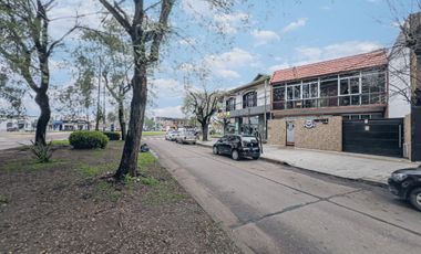 Casa de tres dormitorios y local con pileta en Av. Arana y Centenario  VILLA ELISA