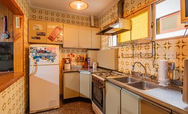 Casa de tres dormitorios y local con pileta en Av. Arana y Centenario  VILLA ELISA