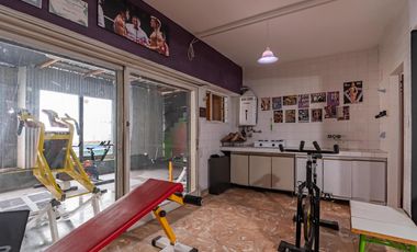 Casa de tres dormitorios y local con pileta en Av. Arana y Centenario  VILLA ELISA