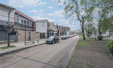Casa de tres dormitorios y local con pileta en Av. Arana y Centenario  VILLA ELISA