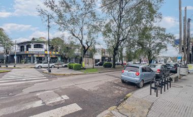 Casa de tres dormitorios y local con pileta en Av. Arana y Centenario  VILLA ELISA