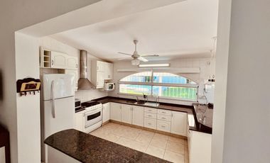 venta Casa quinta con tres lotes