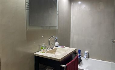 Amplio Departamento media cuadra de la Estacion