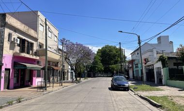 Amplio Departamento media cuadra de la Estacion