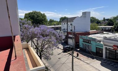 Amplio Departamento media cuadra de la Estacion