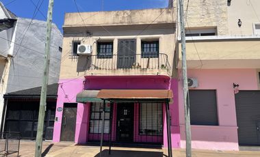 Amplio Departamento media cuadra de la Estacion