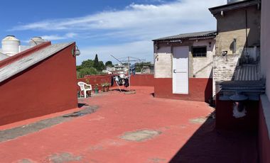 Amplio Departamento media cuadra de la Estacion