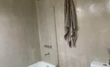 Amplio Departamento media cuadra de la Estacion