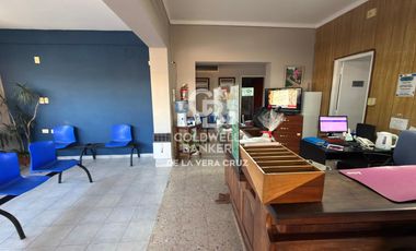 Clinica con consultorios, gabinetes de kinesiologia y laboratorio en Maria Selva