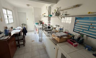 Clinica con consultorios, gabinetes de kinesiologia y laboratorio en Maria Selva