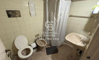 Clinica con consultorios, gabinetes de kinesiologia y laboratorio en Maria Selva