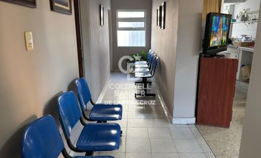 Clinica con consultorios, gabinetes de kinesiologia y laboratorio en Maria Selva