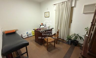 Clinica con consultorios, gabinetes de kinesiologia y laboratorio en Maria Selva