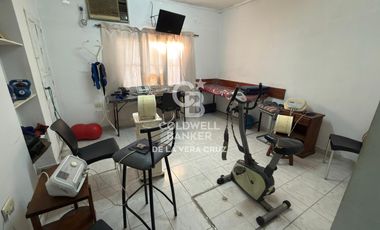 Clinica con consultorios, gabinetes de kinesiologia y laboratorio en Maria Selva