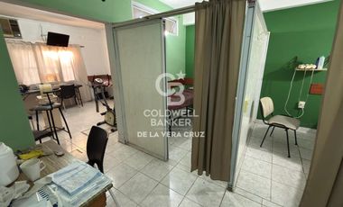 Clinica con consultorios, gabinetes de kinesiologia y laboratorio en Maria Selva