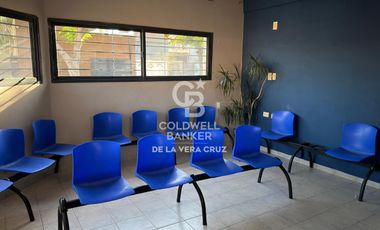 Clinica con consultorios, gabinetes de kinesiologia y laboratorio en Maria Selva