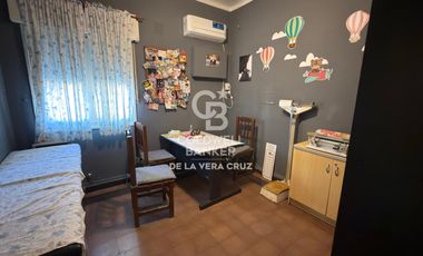 Clinica con consultorios, gabinetes de kinesiologia y laboratorio en Maria Selva