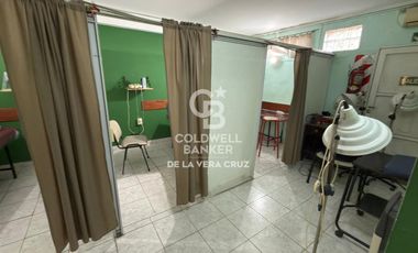 Clinica con consultorios, gabinetes de kinesiologia y laboratorio en Maria Selva