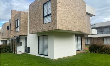 SE ARRIENDA CASA EN CHIA VEREDA TIQUIZA