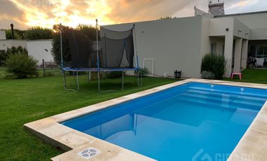 Casa 4 ambientes en venta en barrio privado Arenas del sur