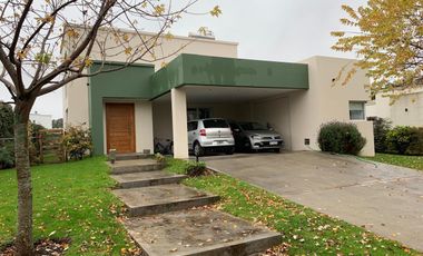 Casa 4 ambientes en venta en barrio privado Arenas del sur