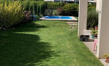 Casa 4 ambientes en venta en barrio privado Arenas del sur