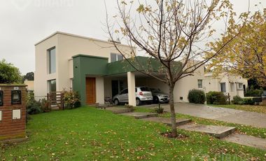 Casa 4 ambientes en venta en barrio privado Arenas del sur